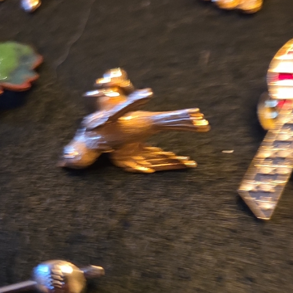 Assorted Brooch and Pin Collection - Picture 6 of 8